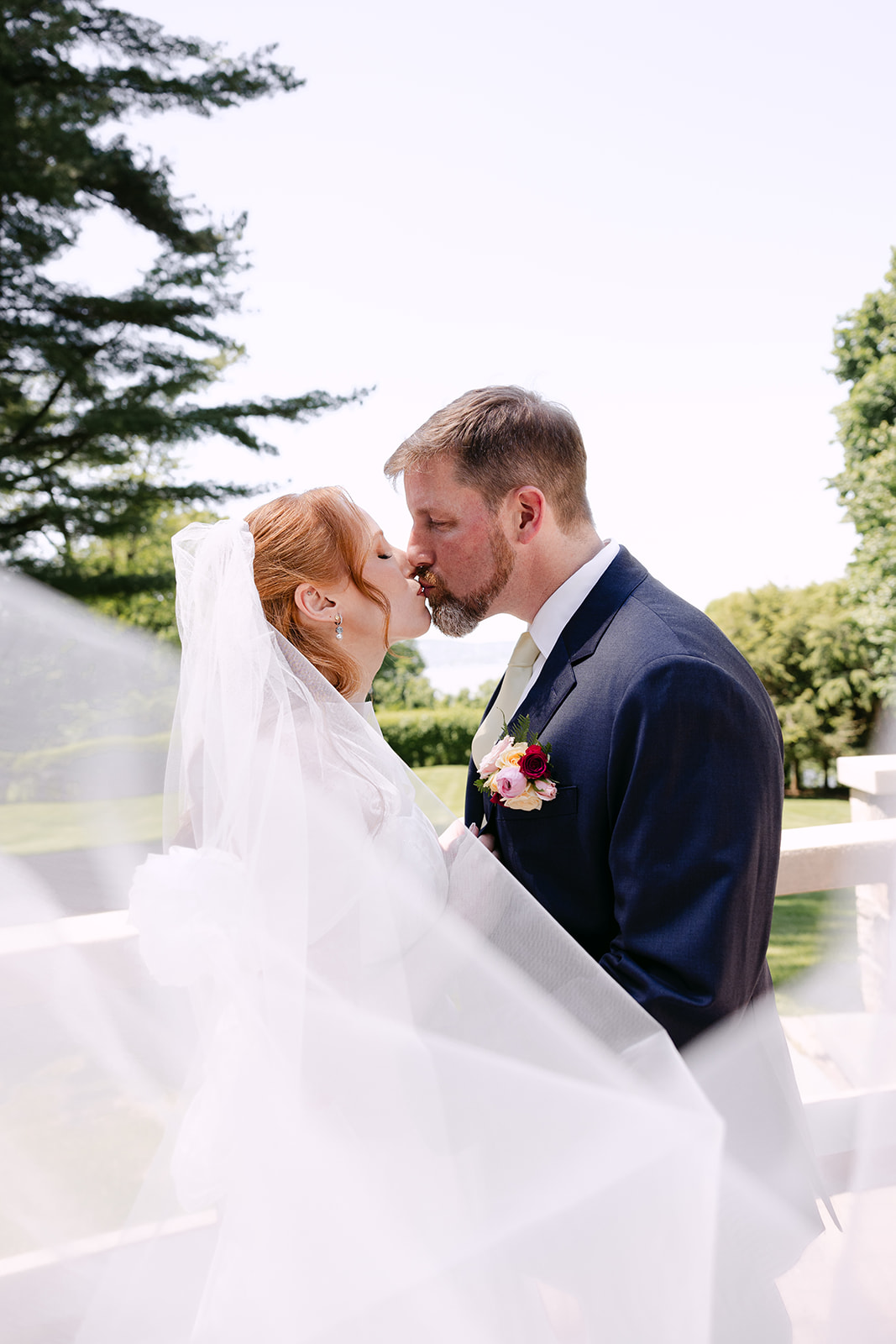 tappan hill mansion wedding couple kissing